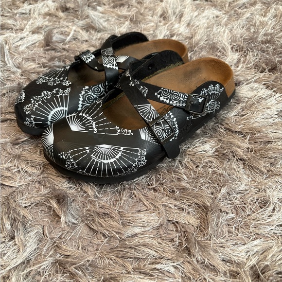 Elegant Black and White Patterned Sandals - Picture 2 of 7